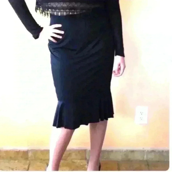 Dresses & Skirts - NEW Flirty Black elastic ruffle trim hi-lo skirt